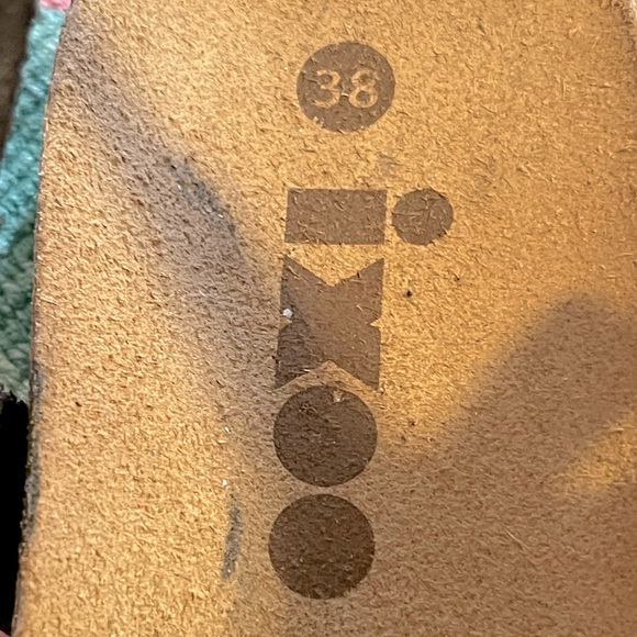 ixoo T strap black leather sandals. Cork footbed with 1/2 inch platform. Size 38 - Picture 4 of 9